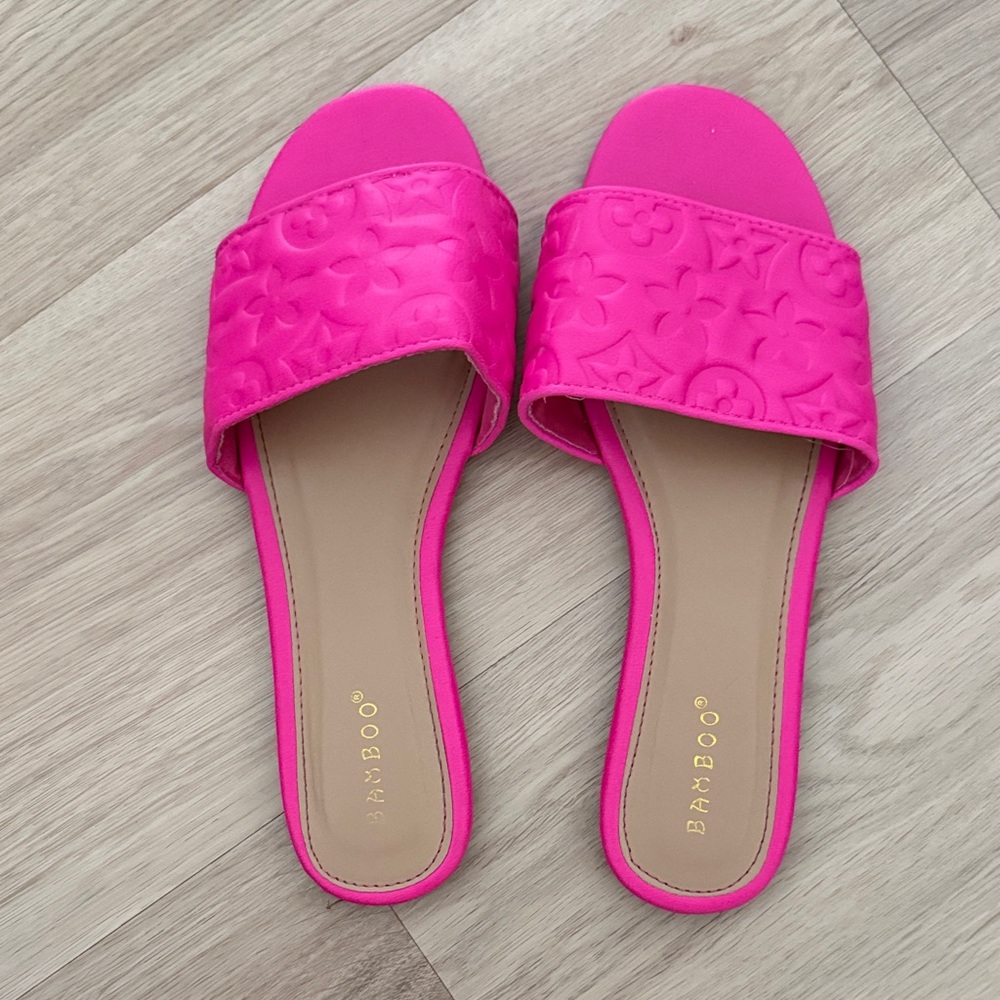 Bamboo Women's Fuchsia Slide Sandals